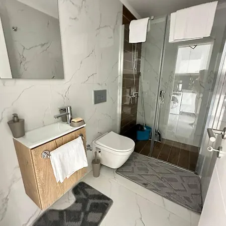 Apartments In Four Seasons 2 *